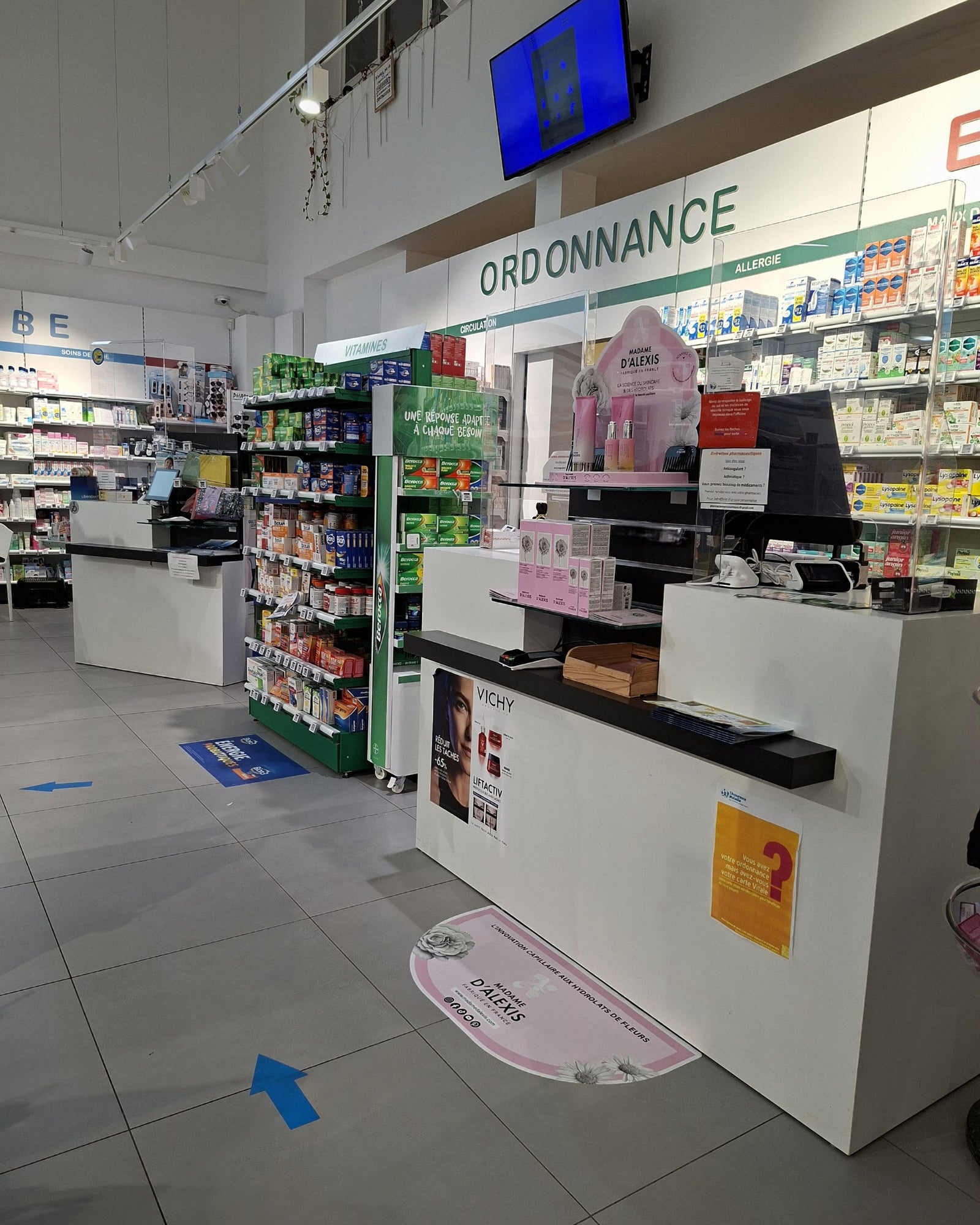 Présentoir Madame d’Alexis au comptoir d’une pharmacie partenaire