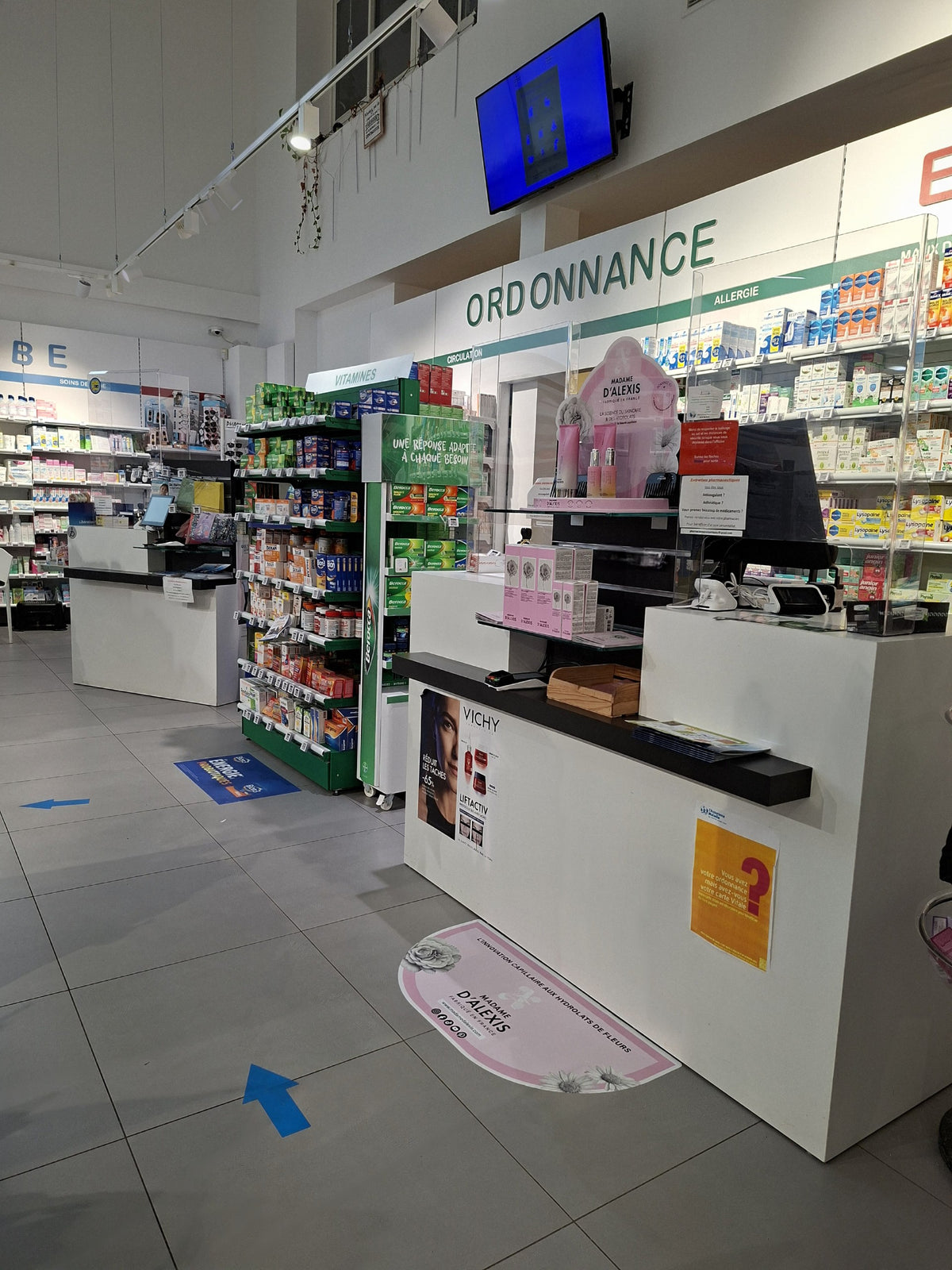 Présentoir Madame d’Alexis au comptoir d’une pharmacie partenaire