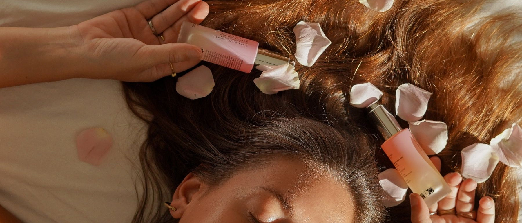 Femme allongée, les cheveux déployés, les yeux fermés